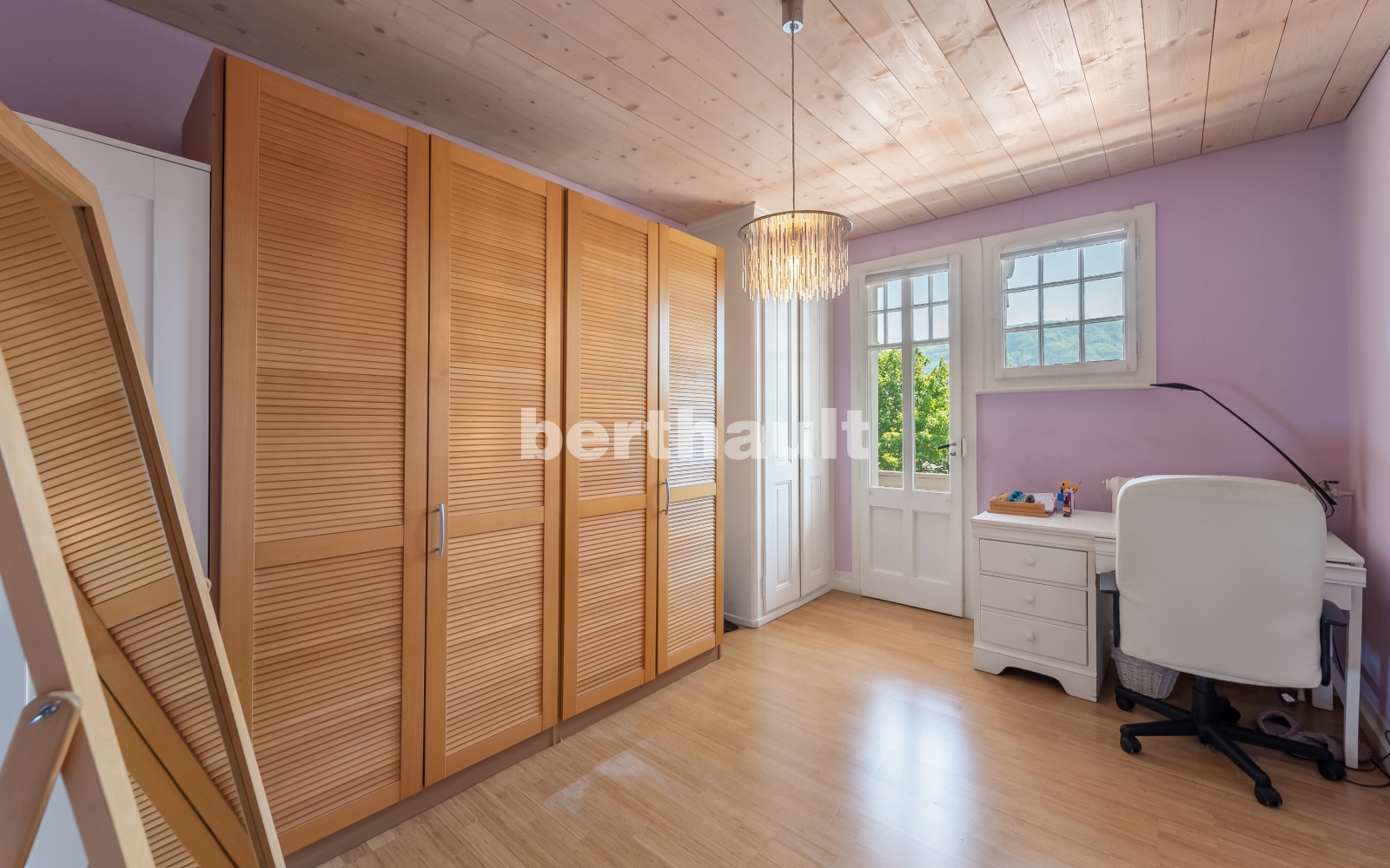 Helles Schlafzimmer mit Schreibtisch und Kleiderschrank
