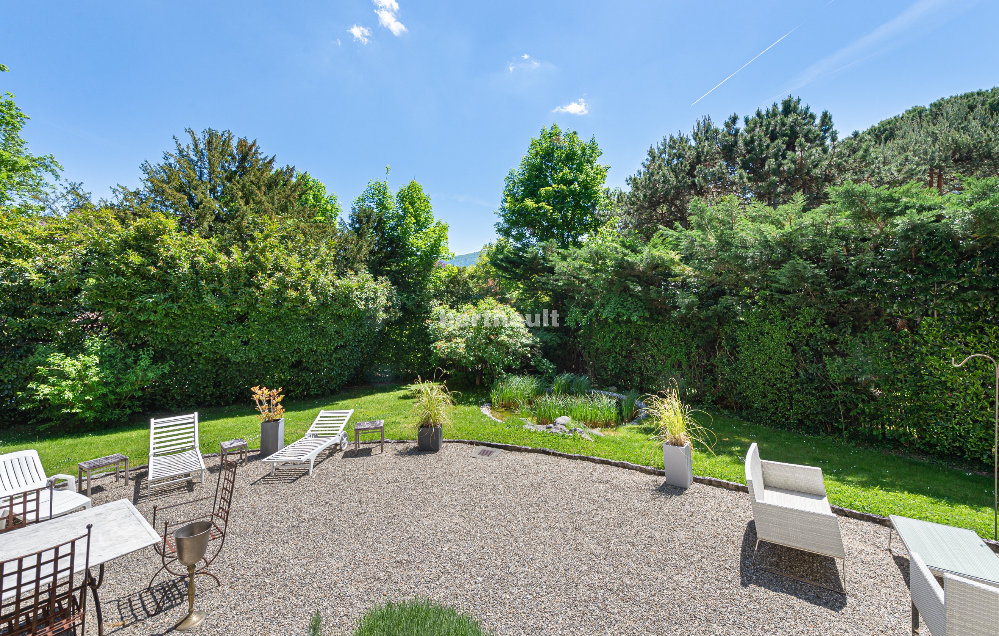 Großer Garten mit Terrasse