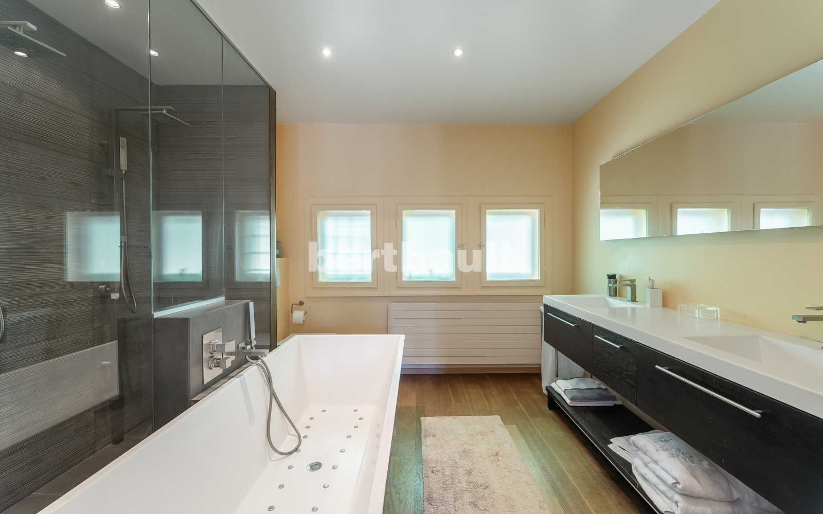 Modernes Badezimmer mit Badewanne und Doppelwaschtisch