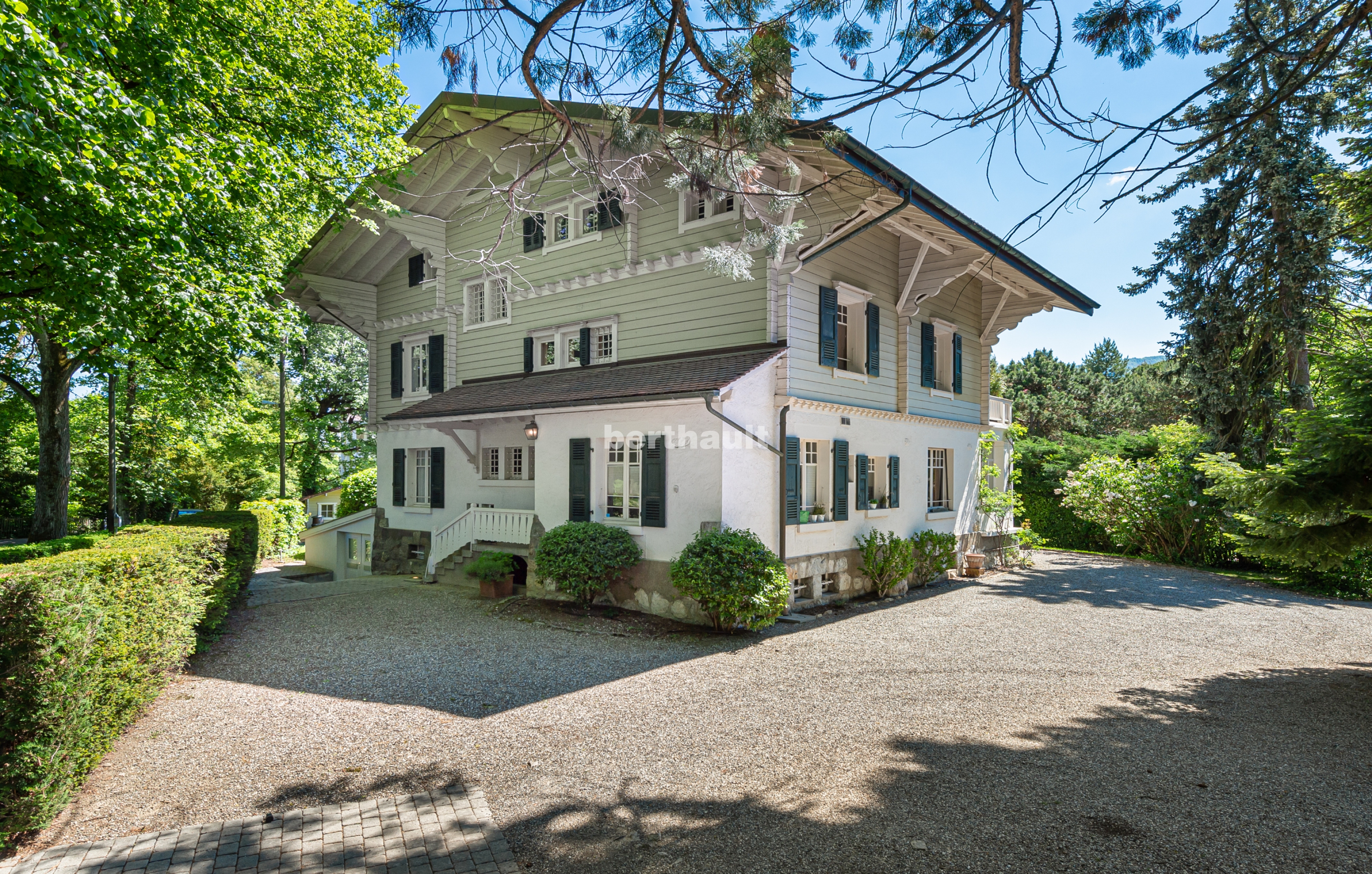 Historische Villa mit großem Garten und Kiesauffahrt