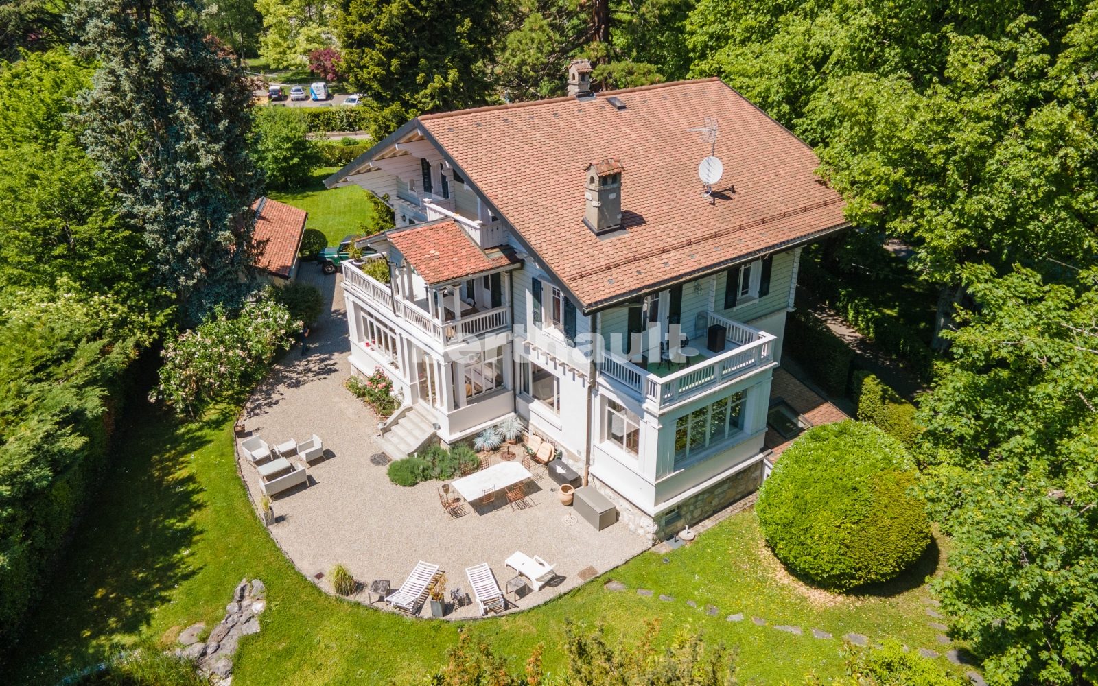 Helles Landhaus mit großem Garten und Dachterrassen