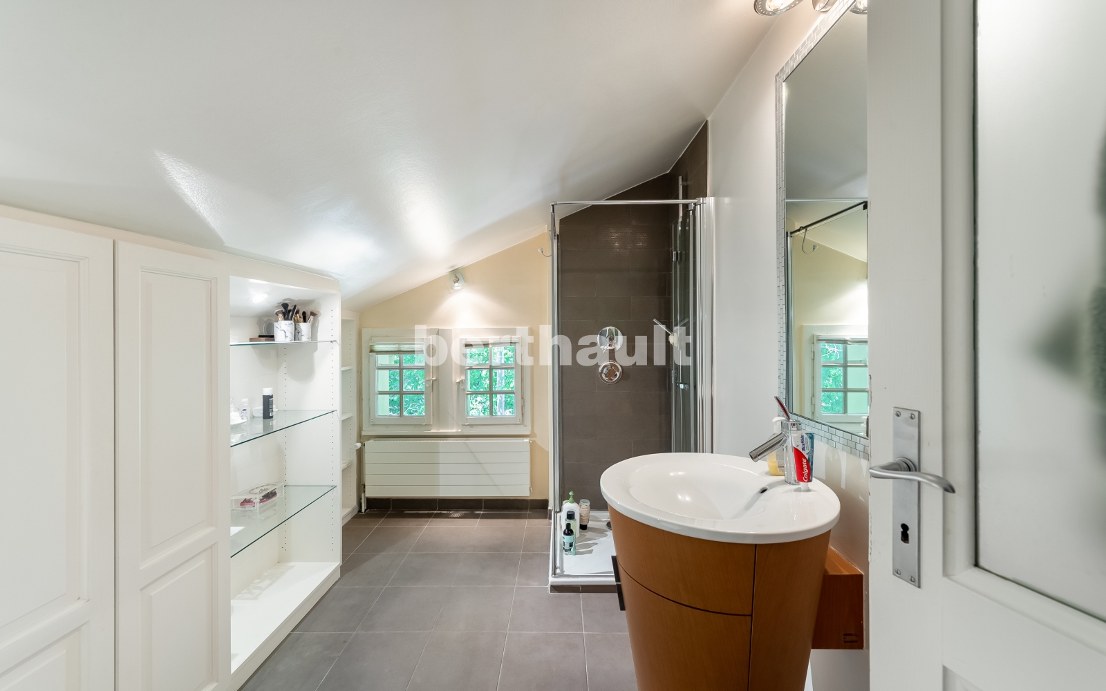 Dachgeschossbad mit Dusche und Waschtisch