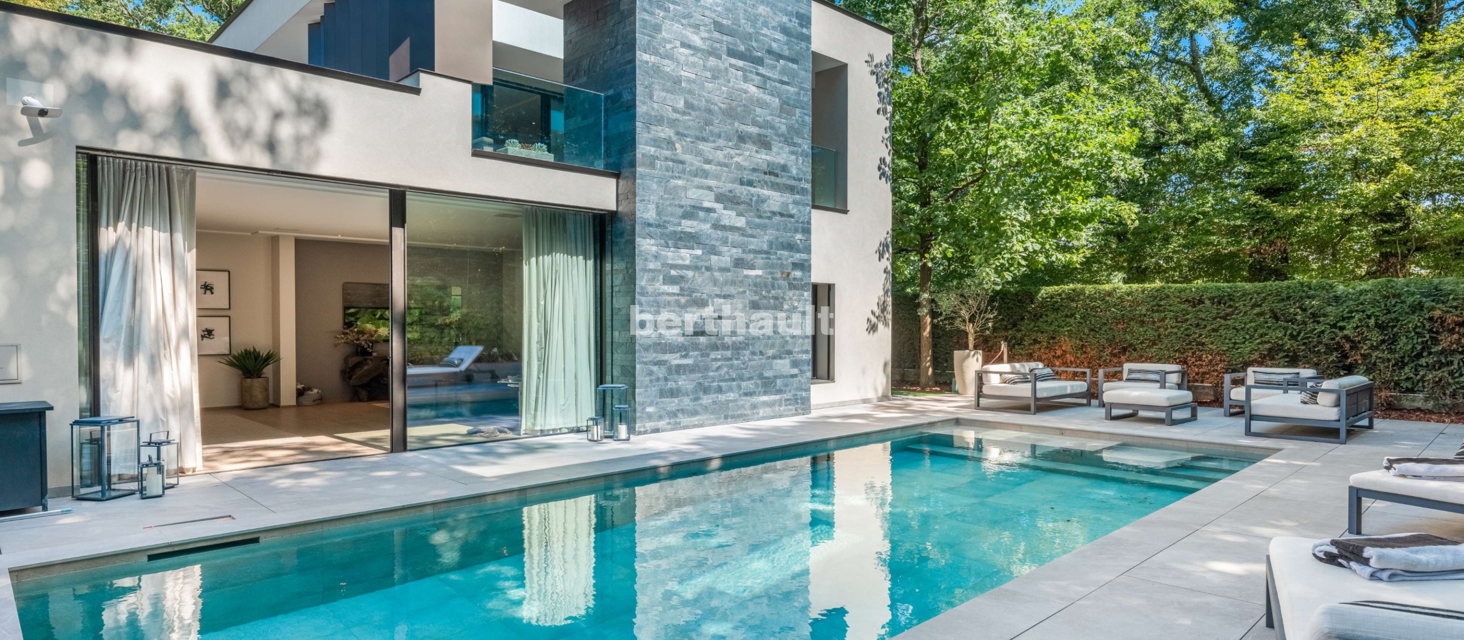 Moderner Außenbereich mit Pool und Lounge