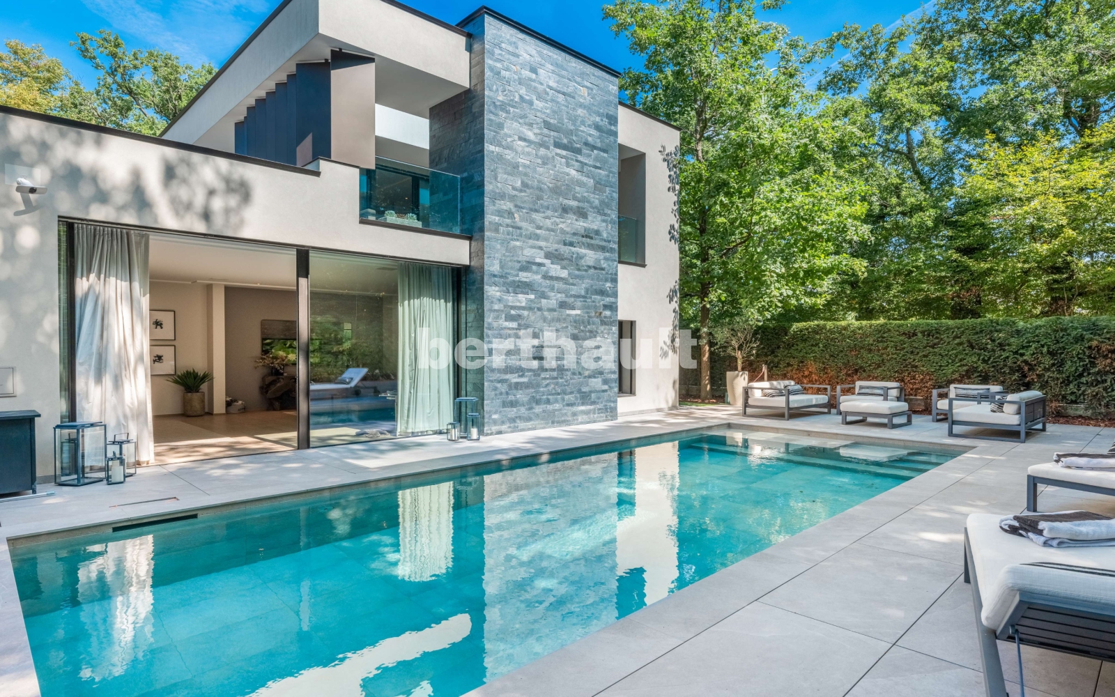 Moderner Außenbereich mit Pool und Terrasse