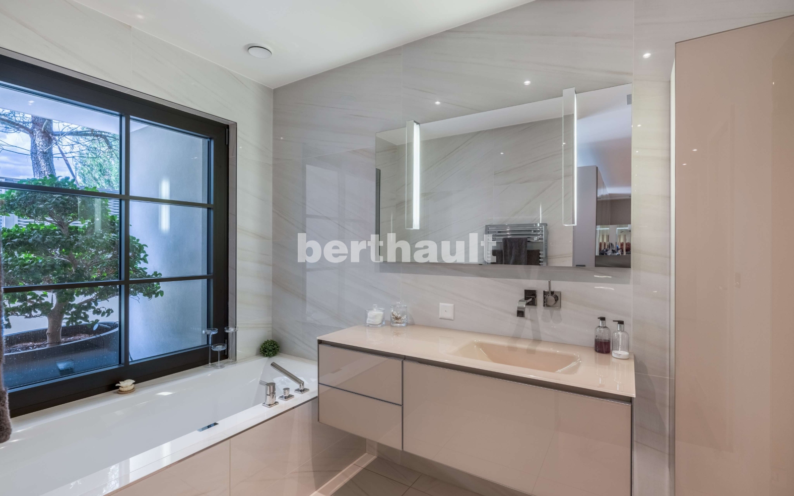 Modernes Badezimmer mit Badewanne und Waschtisch