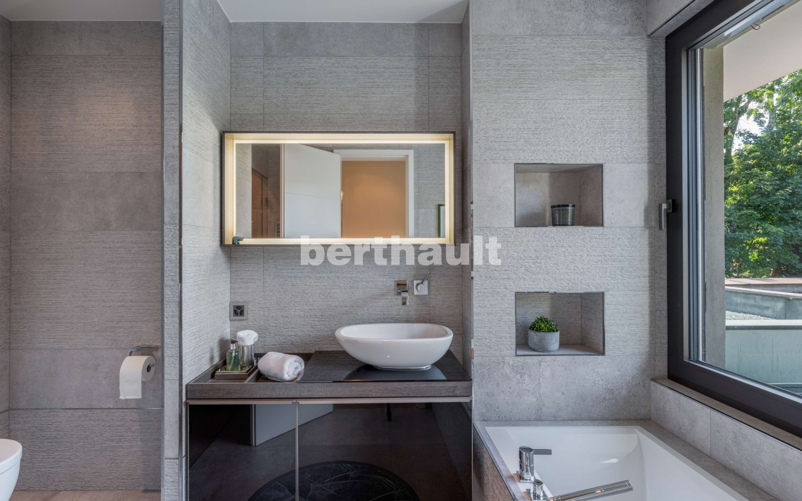 Modernes Badezimmer mit großem Spiegel und Badewanne