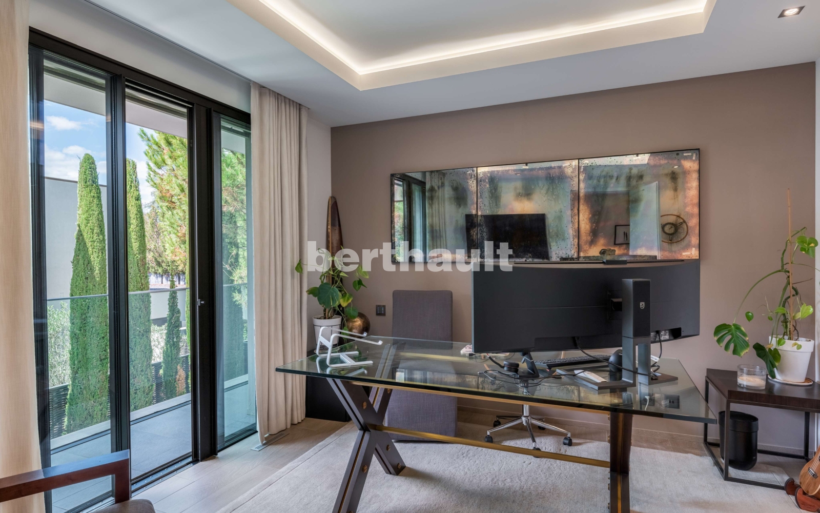 Modernes Arbeitszimmer mit Balkonblick