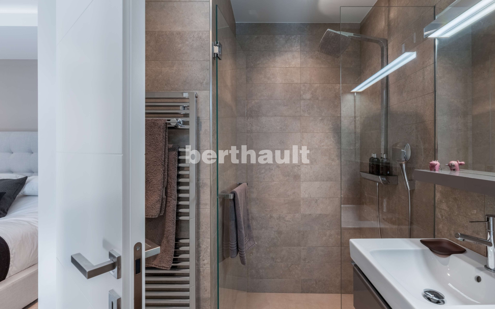Modernes Bad mit Walk-in-Dusche