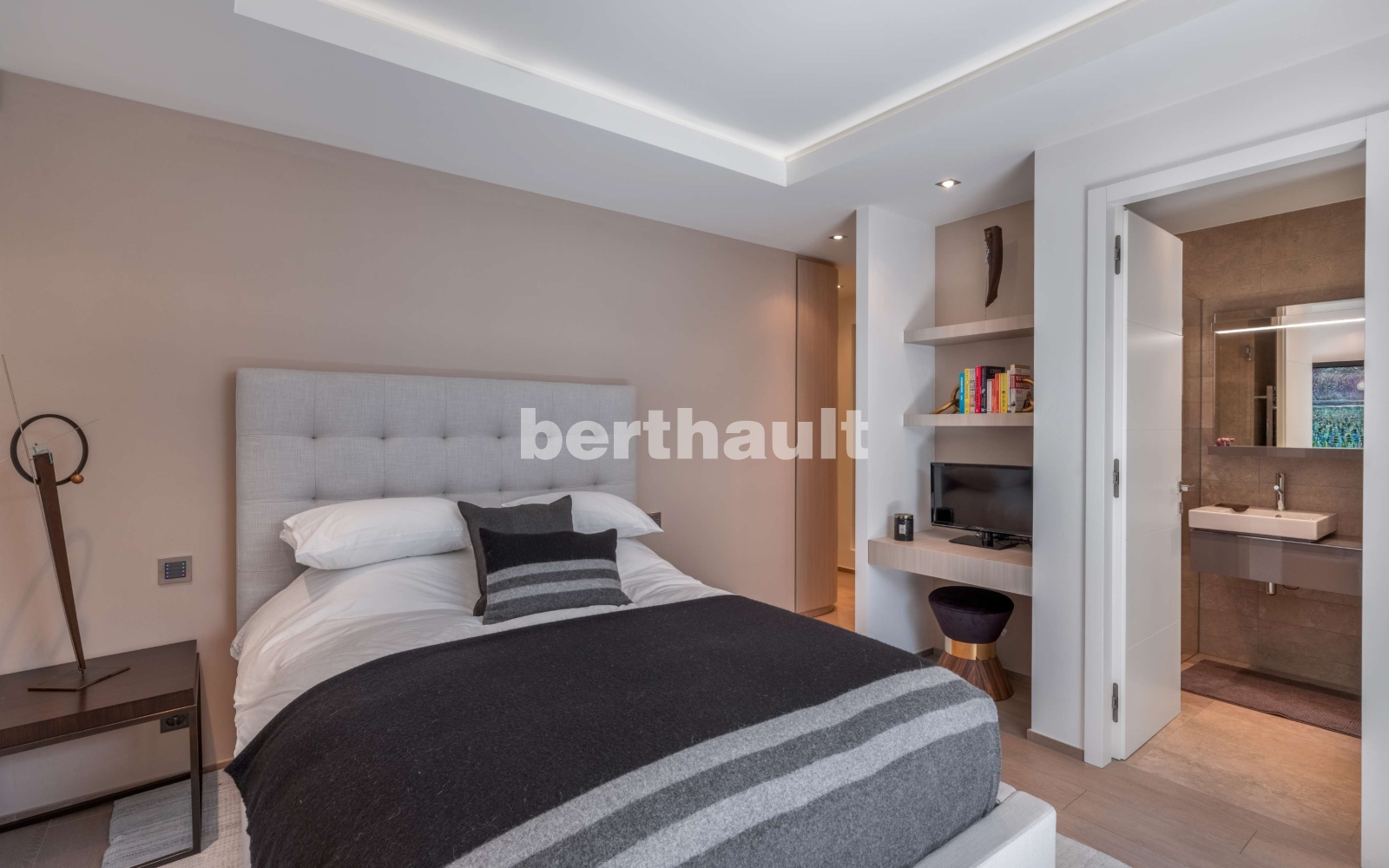 Modernes Schlafzimmer mit angrenzendem Bad