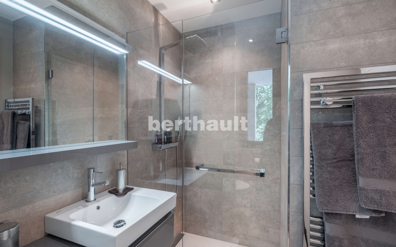 Modernes Badezimmer mit Glasdusche
