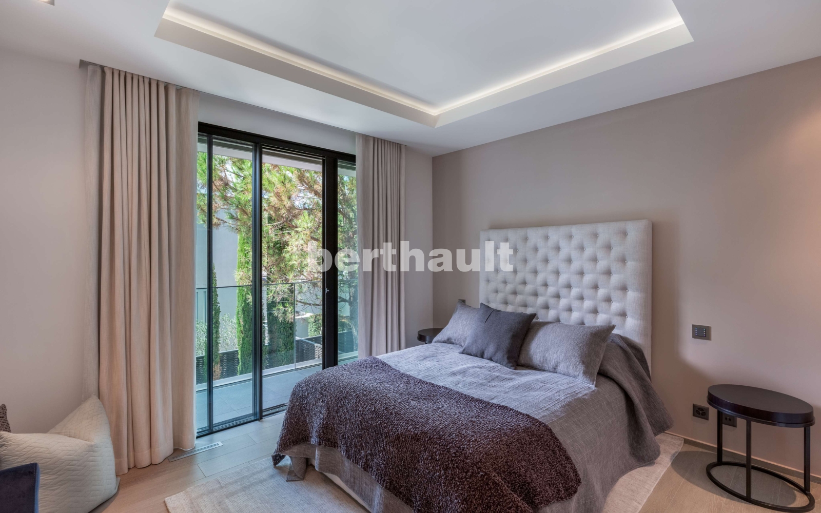 Modernes Schlafzimmer mit Balkonzugang