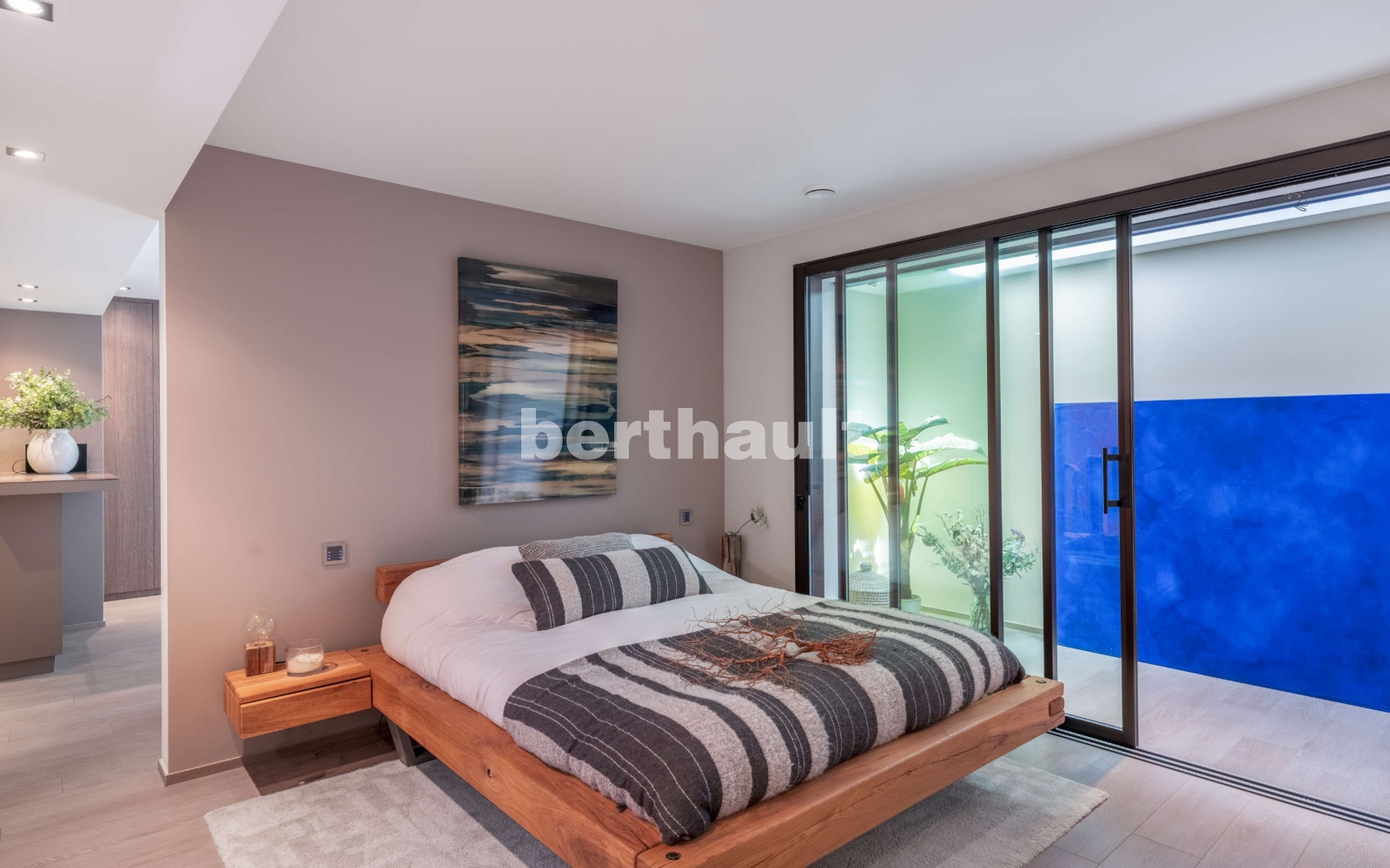 Modernes Schlafzimmer mit Glastür zum Innenhof