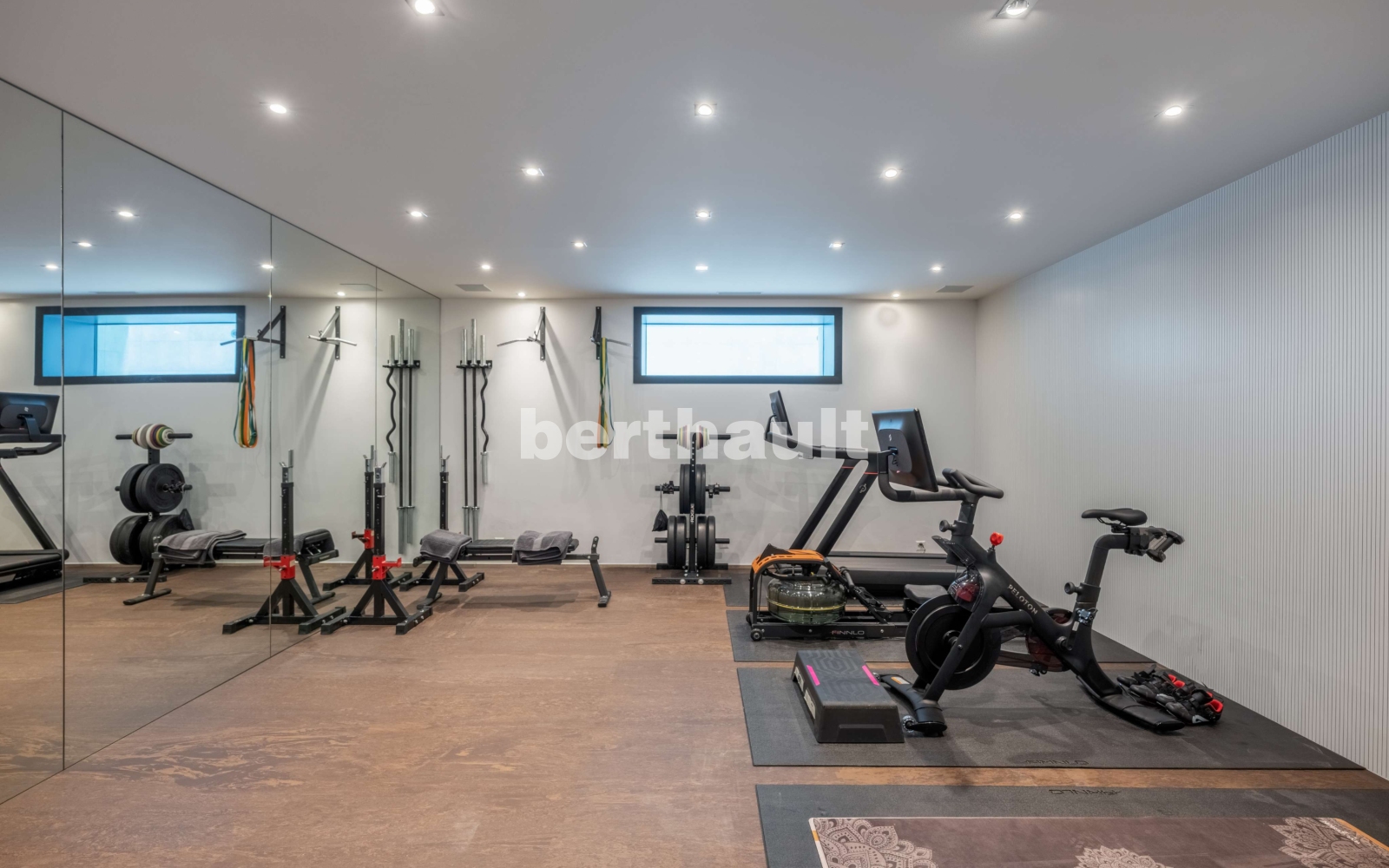 Heimfitnessraum mit Spiegelwand