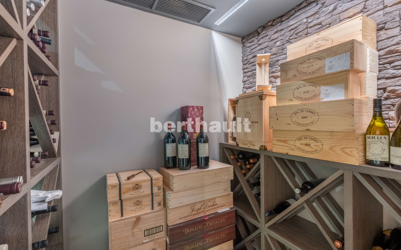 Weinkeller mit Regalen und Holzkisten