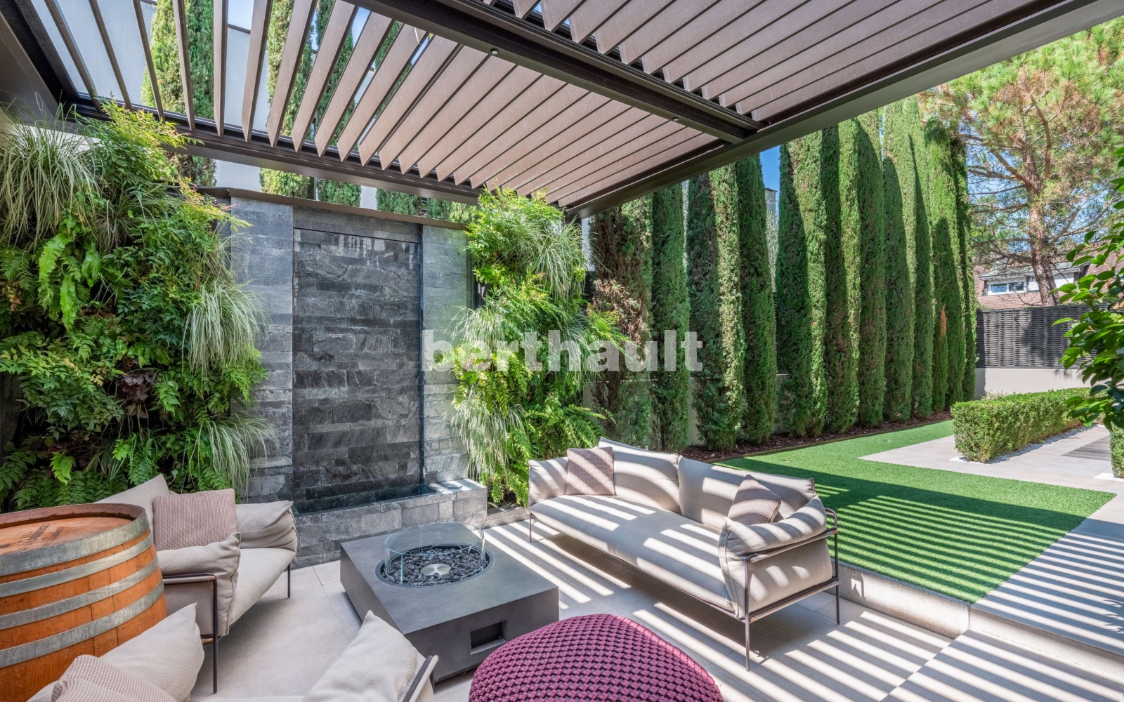 Moderner Patio mit vertikaler Begrünung und Sitzlounge