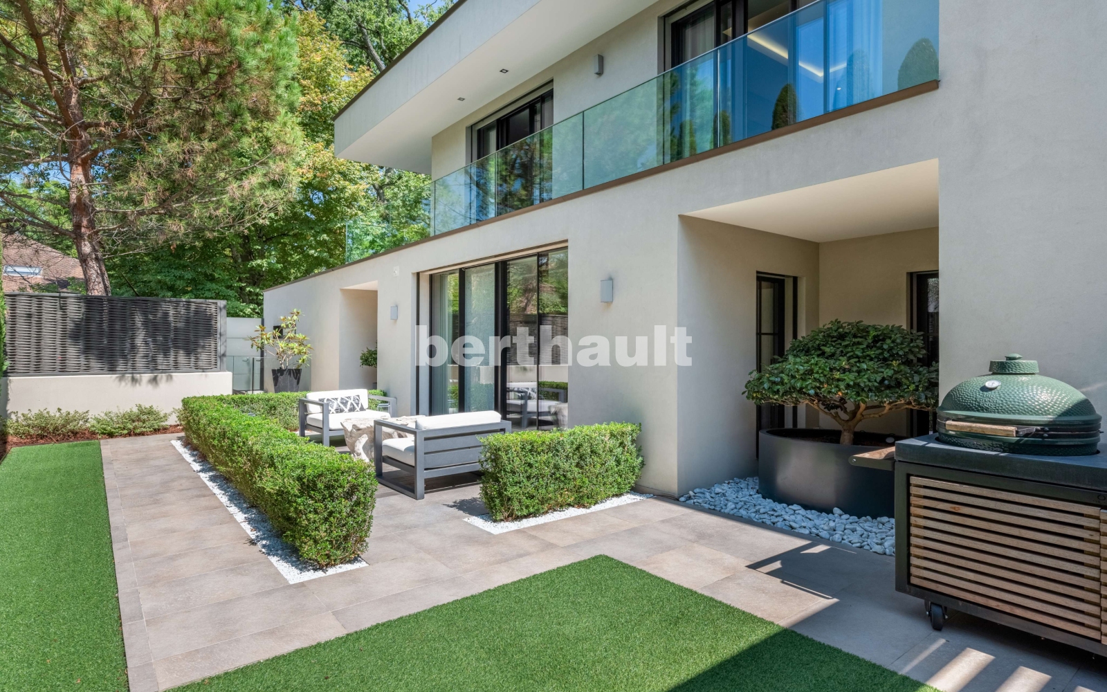 Moderner Außenbereich mit Terrasse und Garten