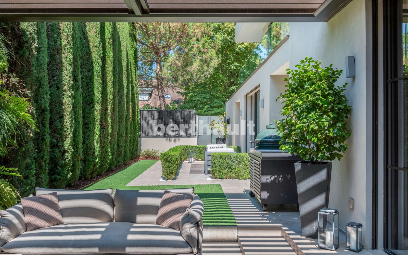 Moderner Außenbereich mit Lounge und Grill