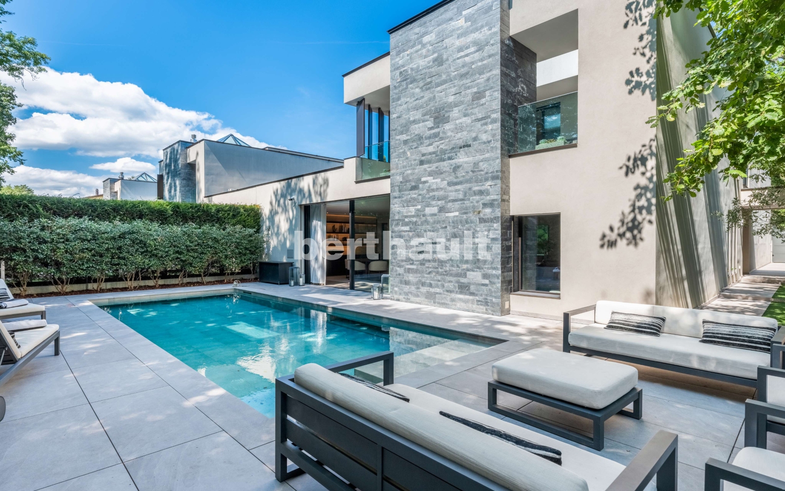 Luxuriöser Außenbereich mit Pool und moderner Villa