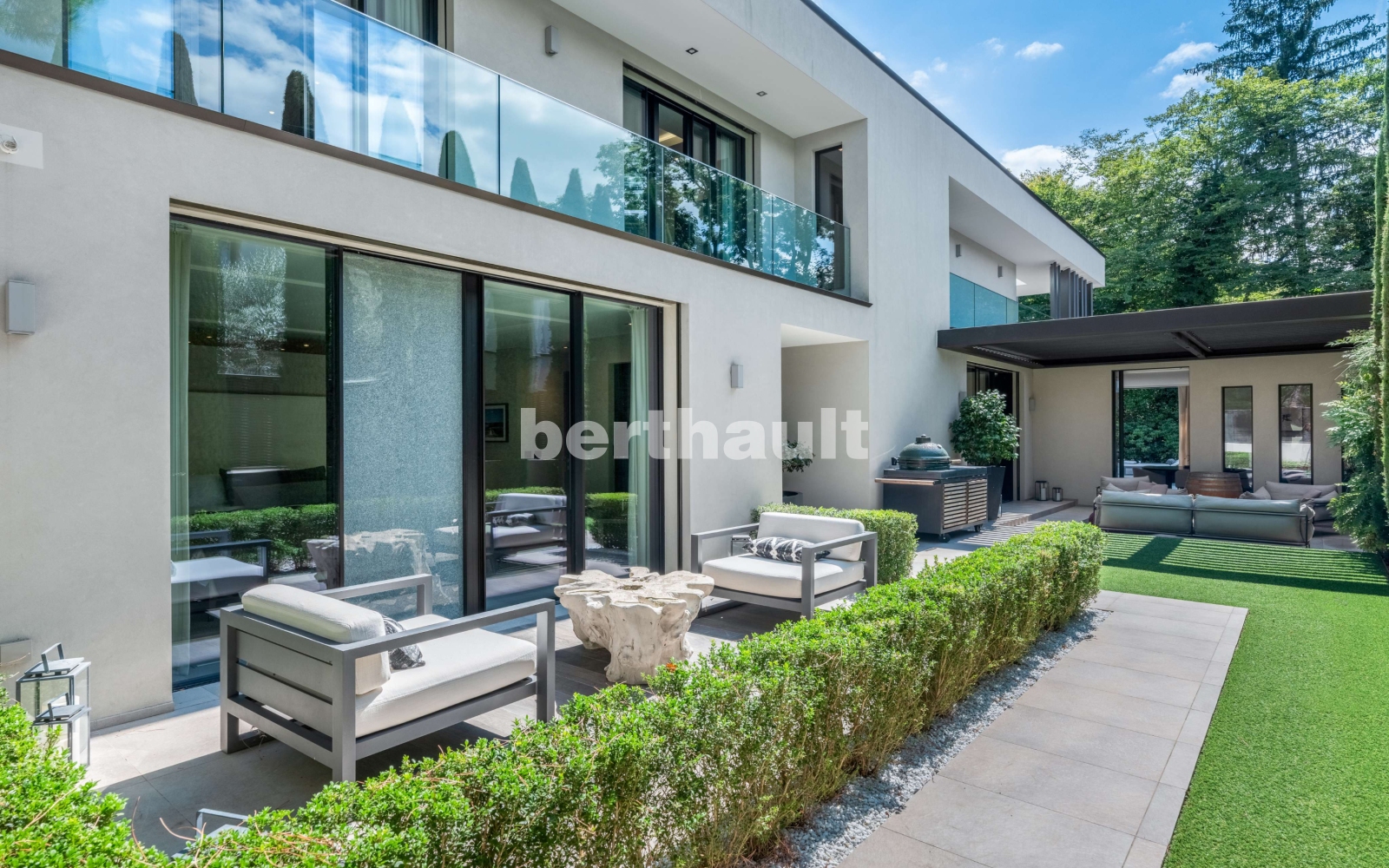Moderne Außenansicht mit Terrasse und Garten