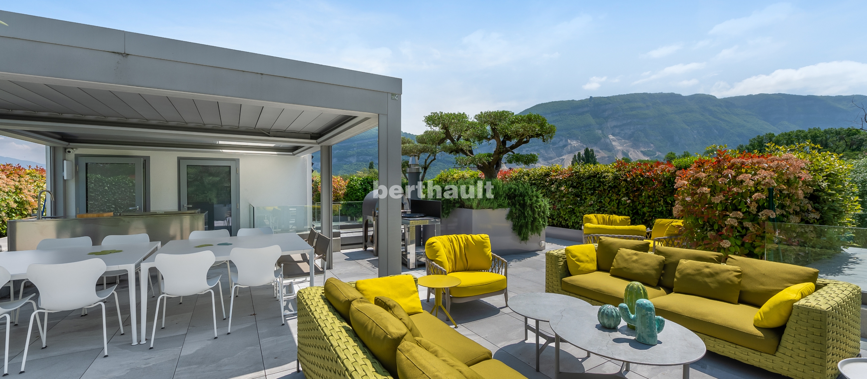 Großzügige Dachterrasse mit Lounge- und Essbereich