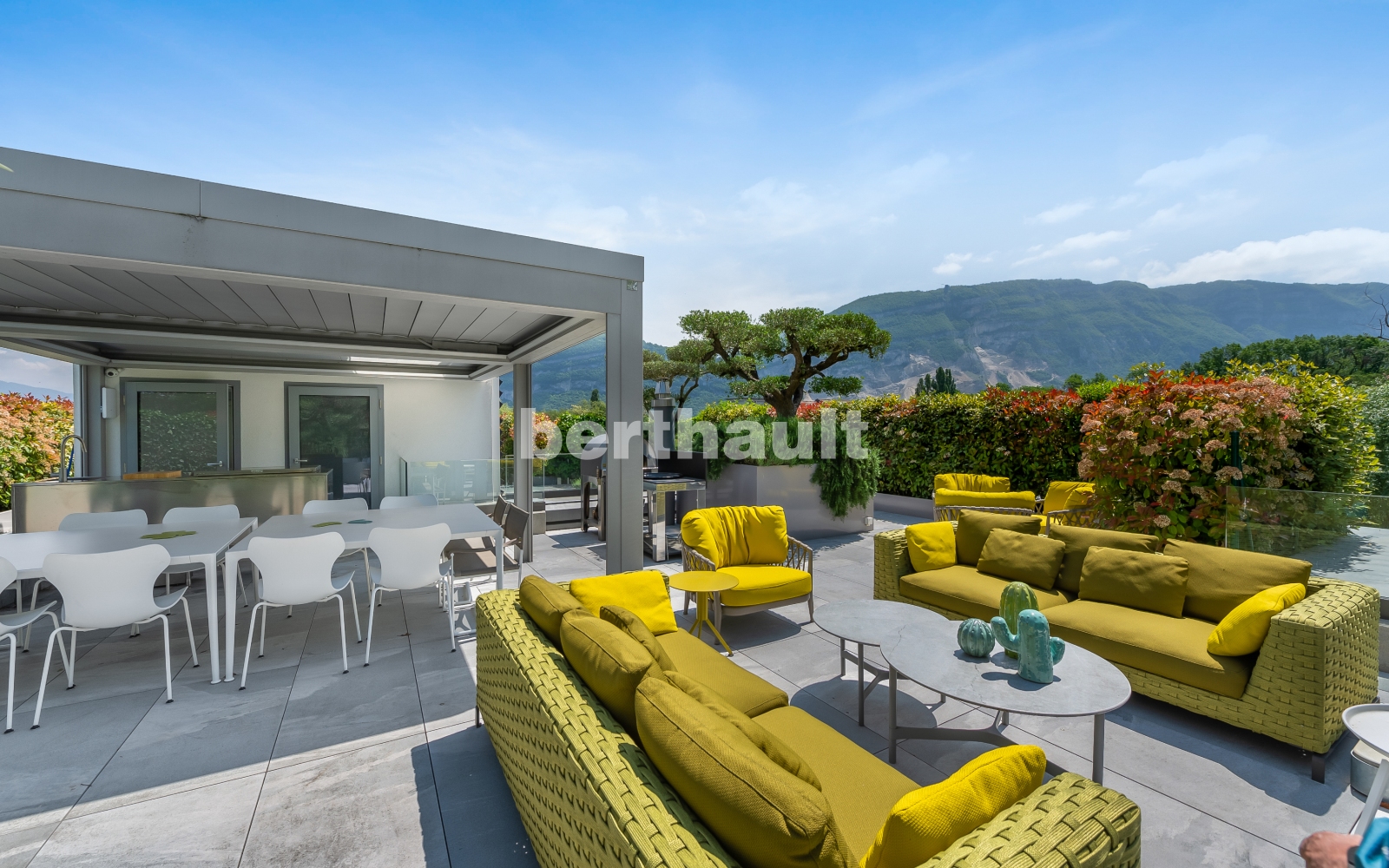 Dachterrasse mit Lounge und Essbereich