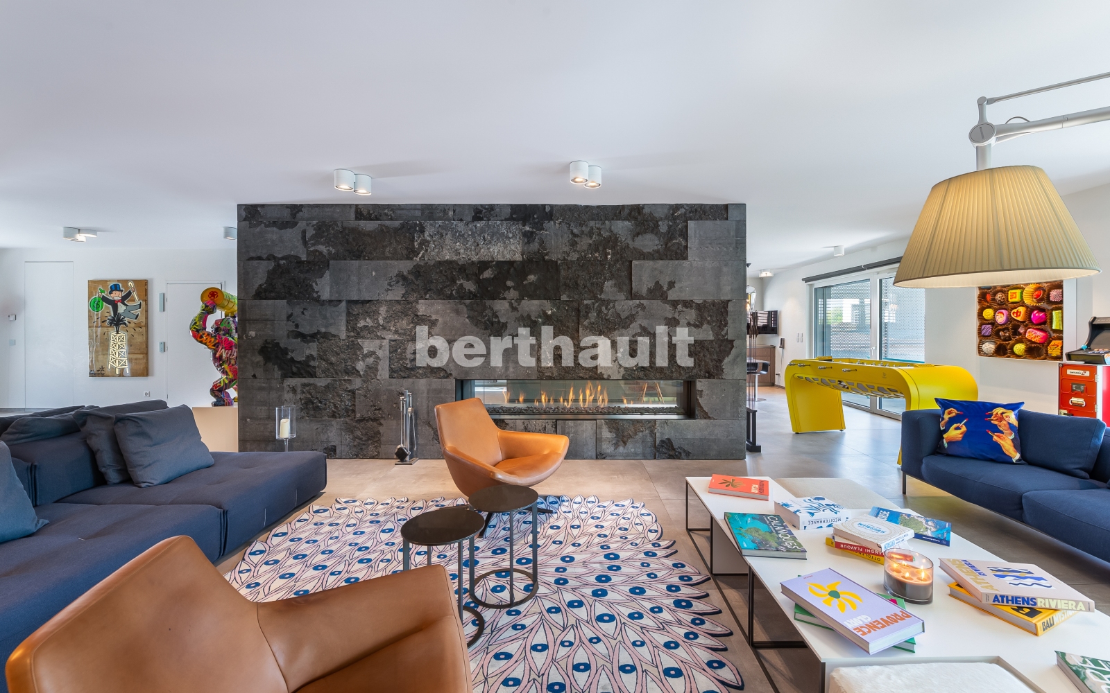 Modernes Wohnzimmer mit Design-Kamin