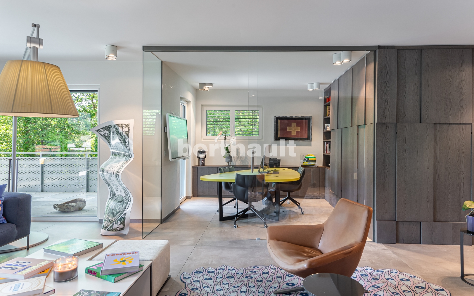 Modernes Wohn- und Arbeitszimmer mit Balkonzugang