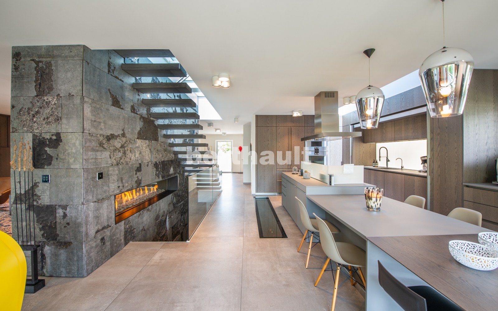 Offener Wohn-, Ess- und Küchenbereich mit Design-Treppe