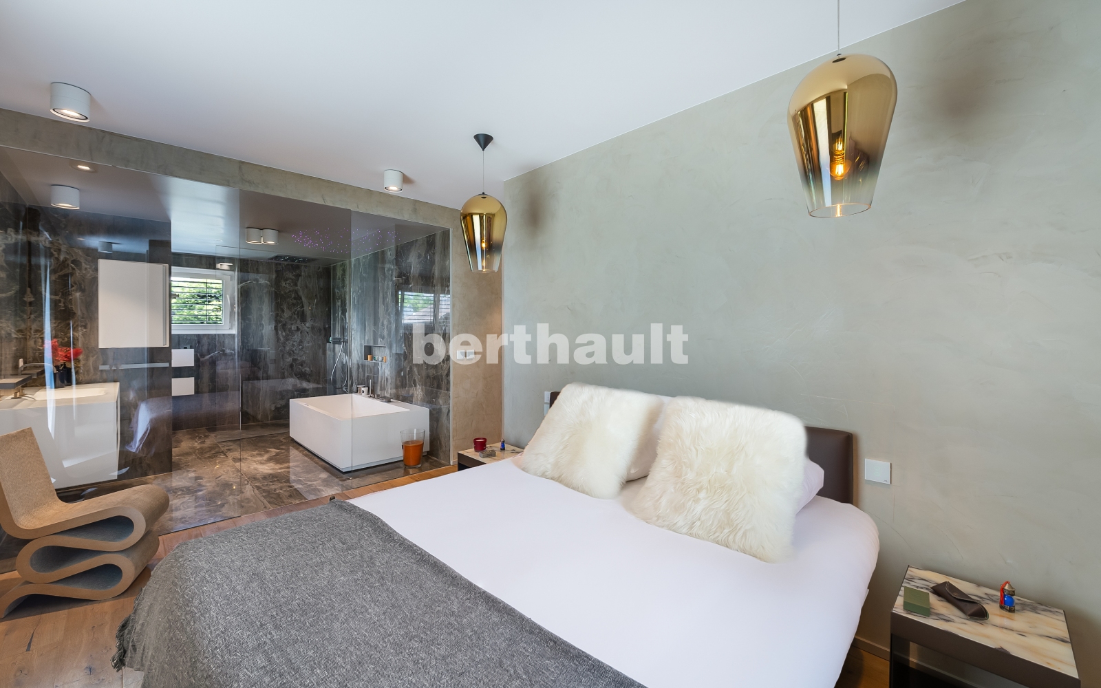 Modernes Schlafzimmer mit offenem Badbereich