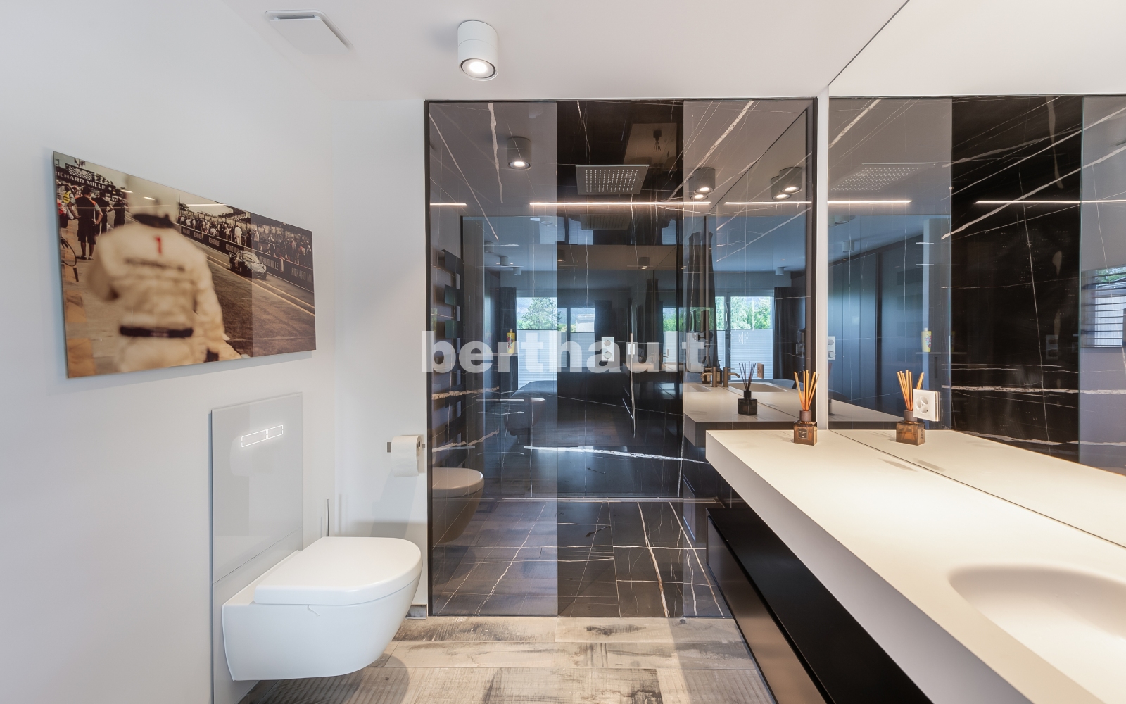 Modernes Badezimmer mit dunkler Marmoroptik