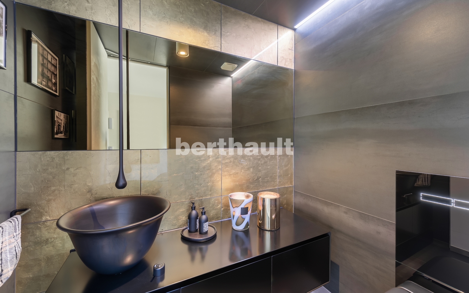 Dunkles, modernes Badezimmer mit Designer-Waschbecken