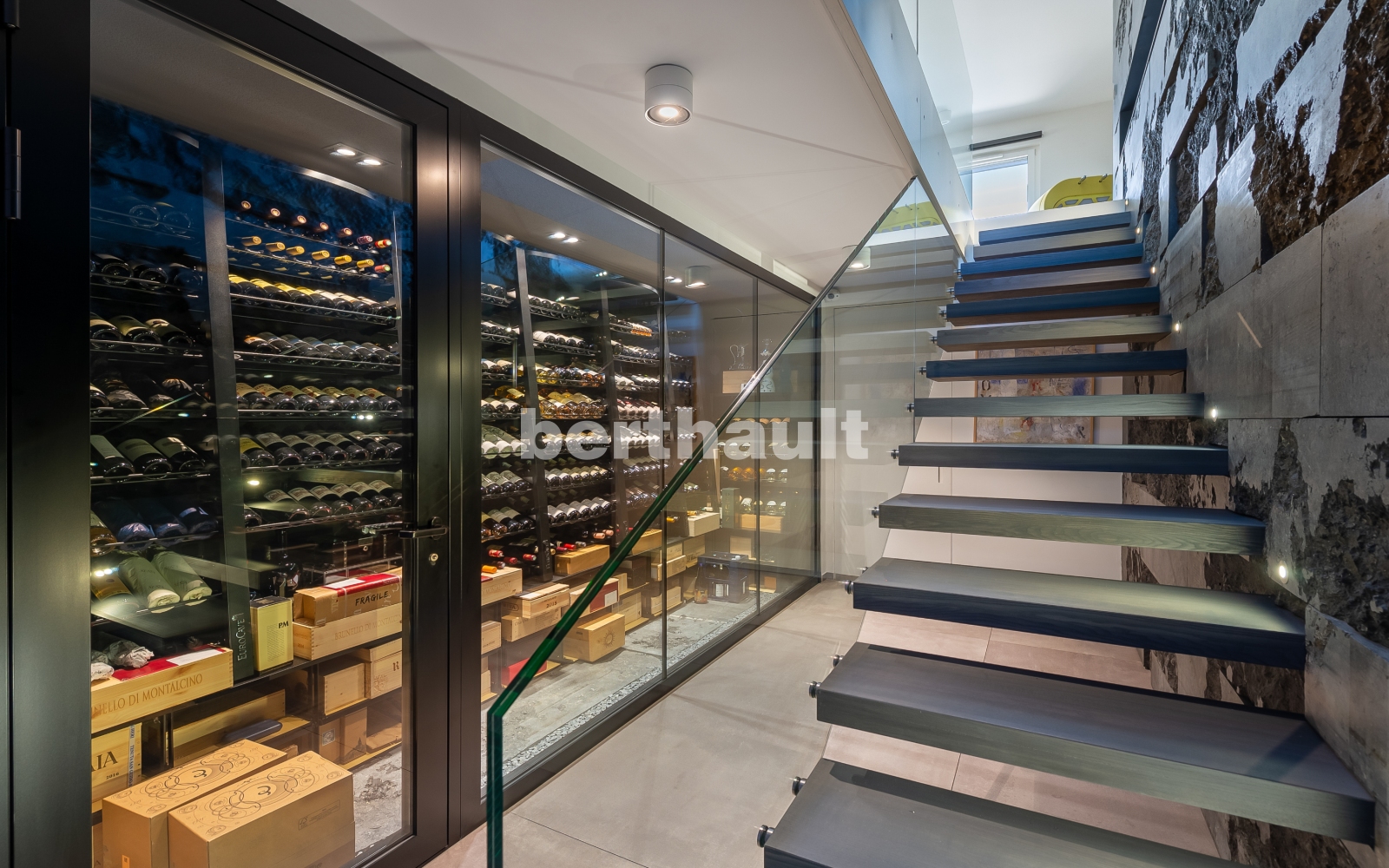 Weinkeller mit Glasfront und Treppe