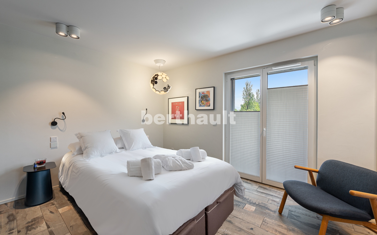 Modernes Schlafzimmer mit Balkonzugang