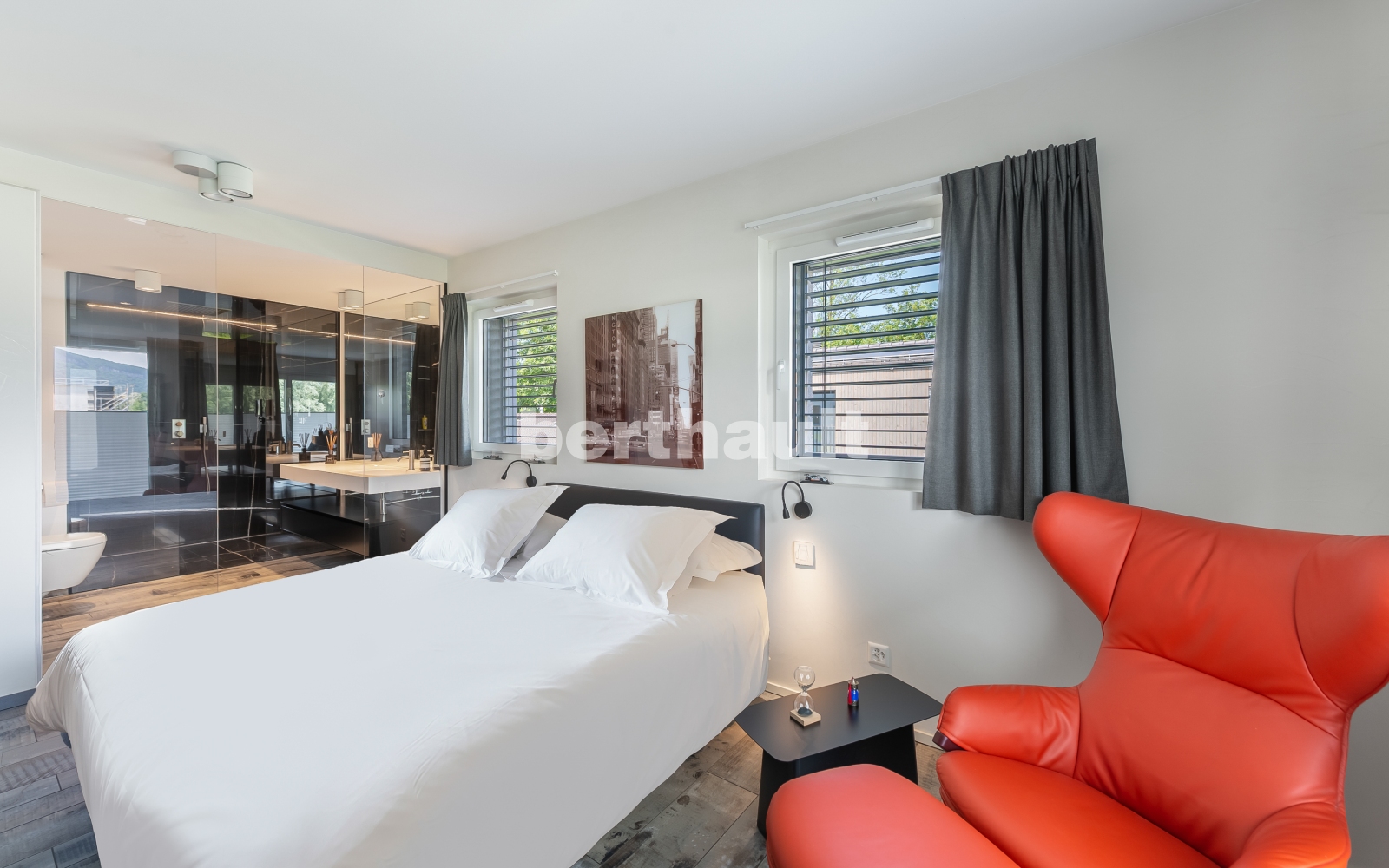 Modernes Schlafzimmer mit angrenzendem Bad und starkem Farbakzent