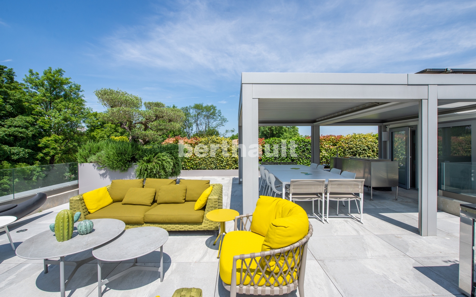 Moderne Dachterrasse mit Lounge- und Essbereich