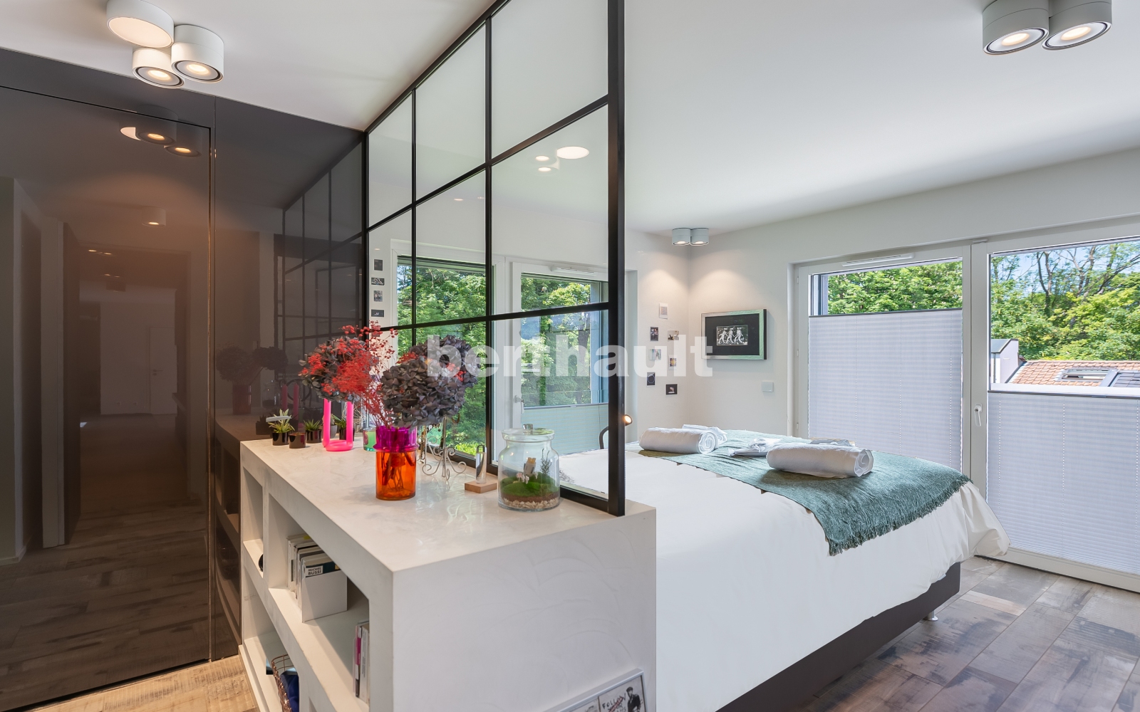 Modernes Schlafzimmer mit Glasabtrennung