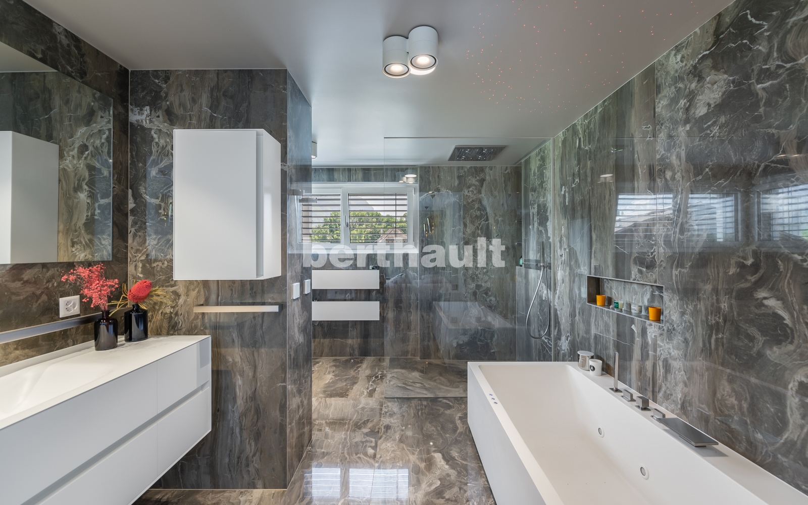 Luxuriöses Bad mit Steinoptik und freistehender Wanne