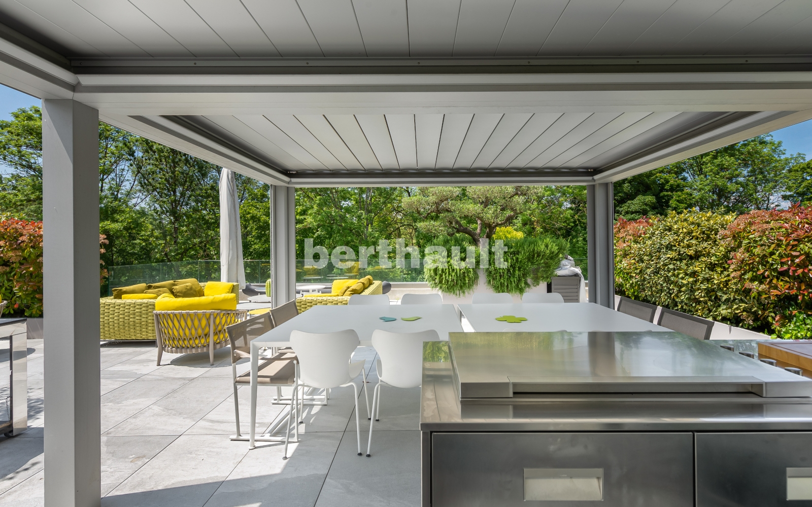 Überdachte Terrasse mit Ess- und Loungebereich