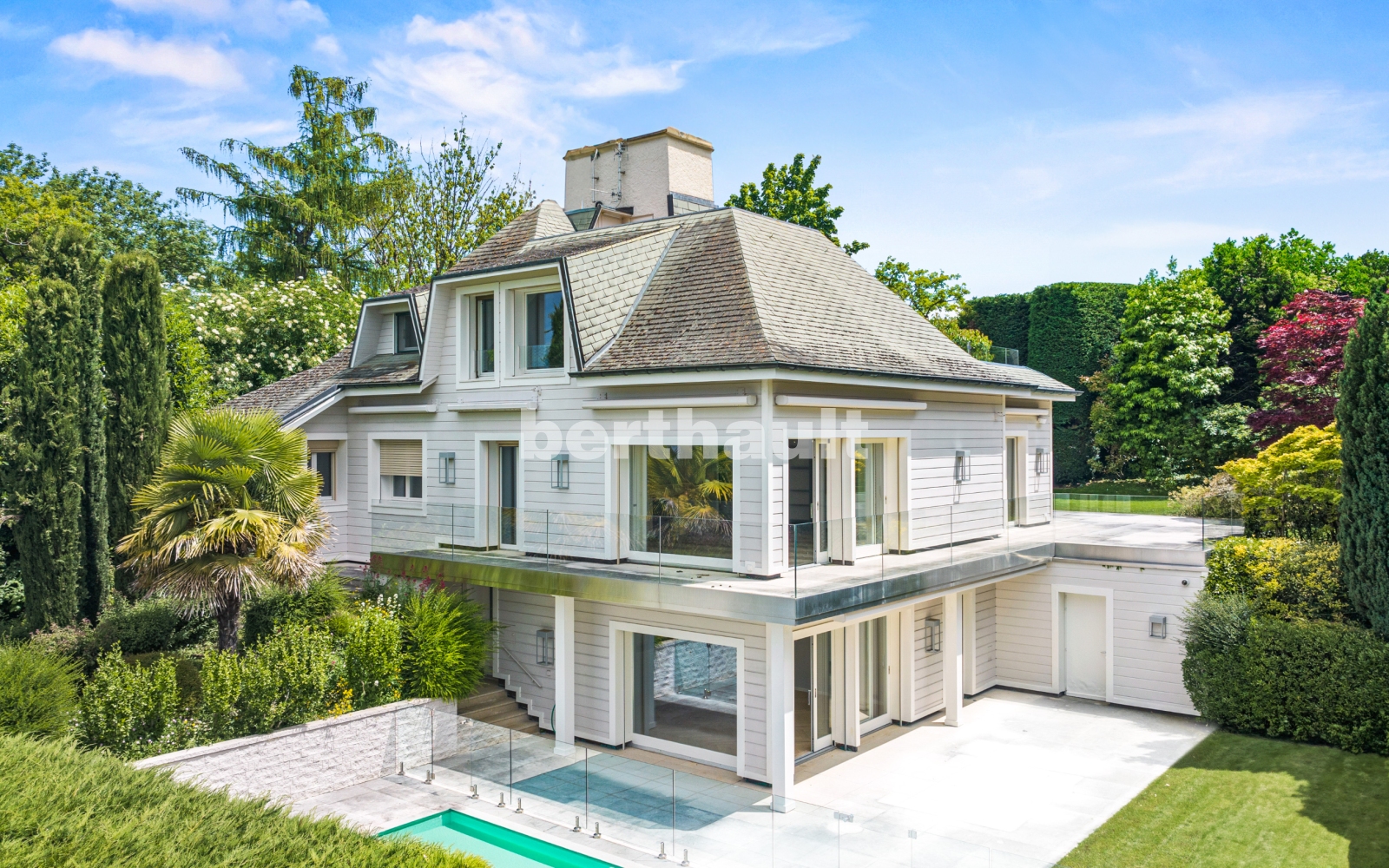 Elegantes Einfamilienhaus mit Garten und Pool