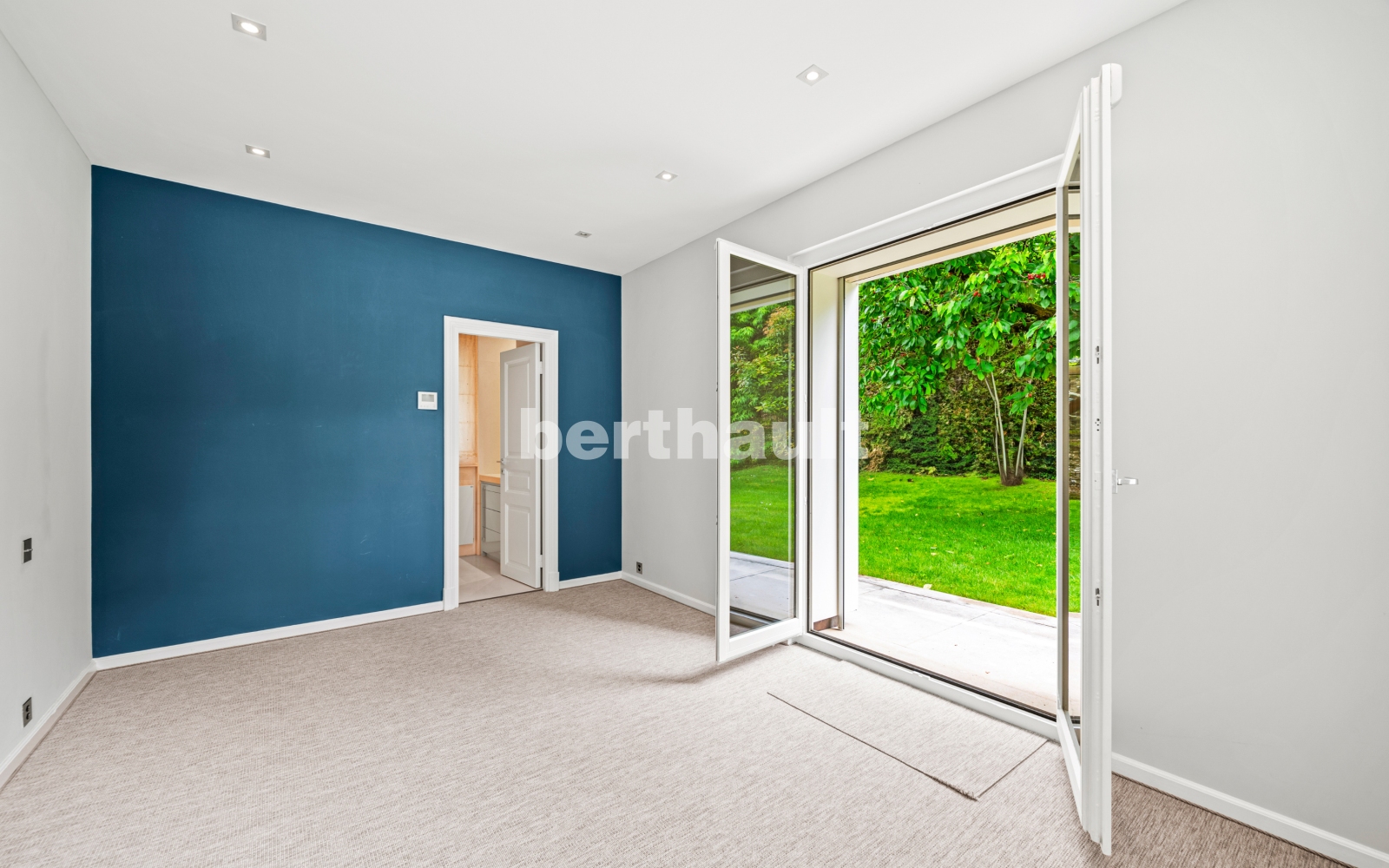 Helles Zimmer mit Gartenblick