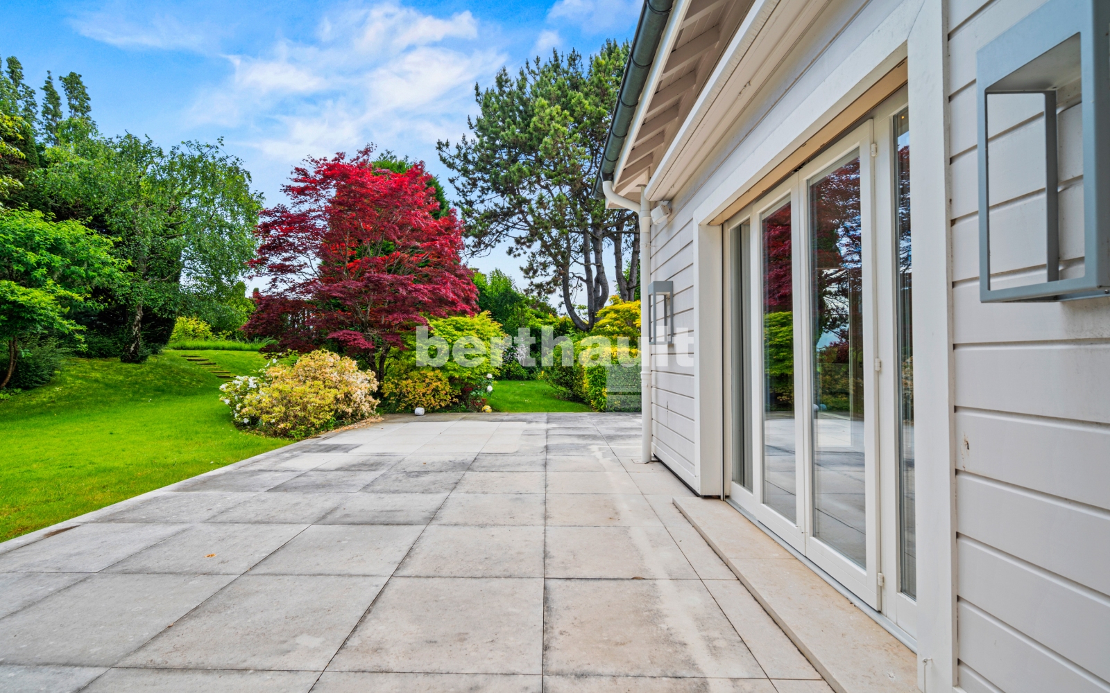 Terrasse mit Gartenblick
