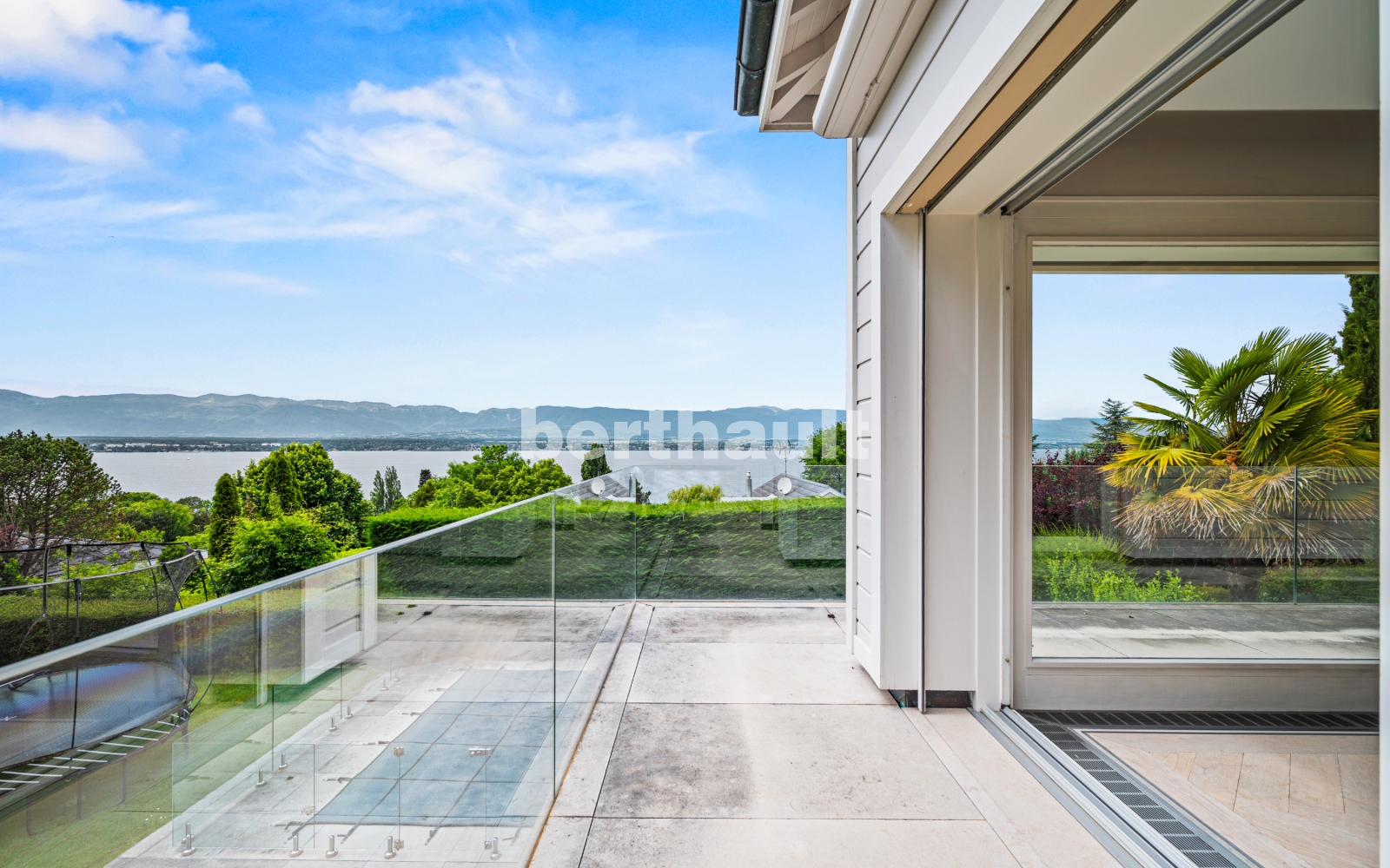 Seeblick von Terrasse und Hausfassade