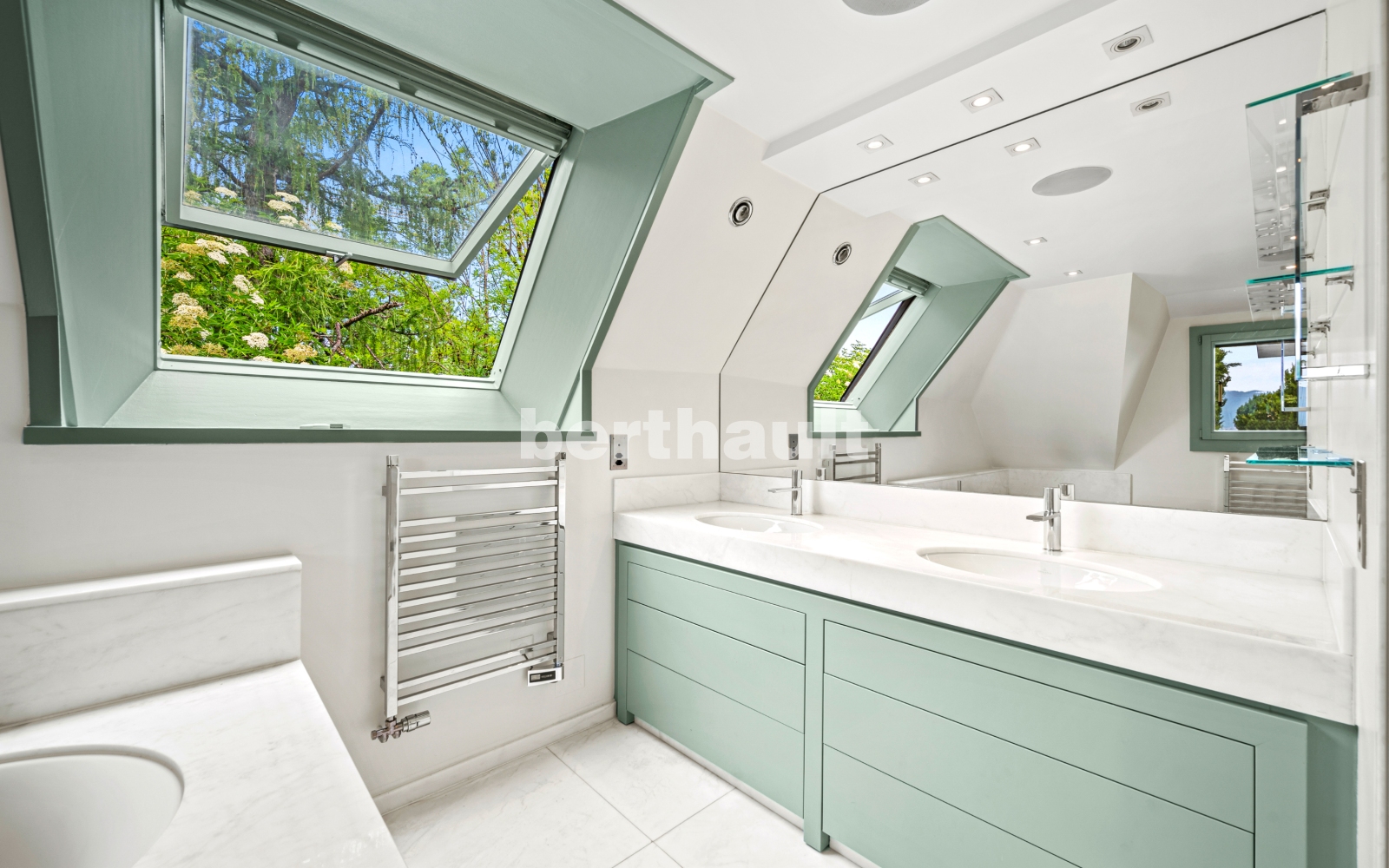 Modernes Badezimmer mit Dachfenstern und Doppelwaschtisch