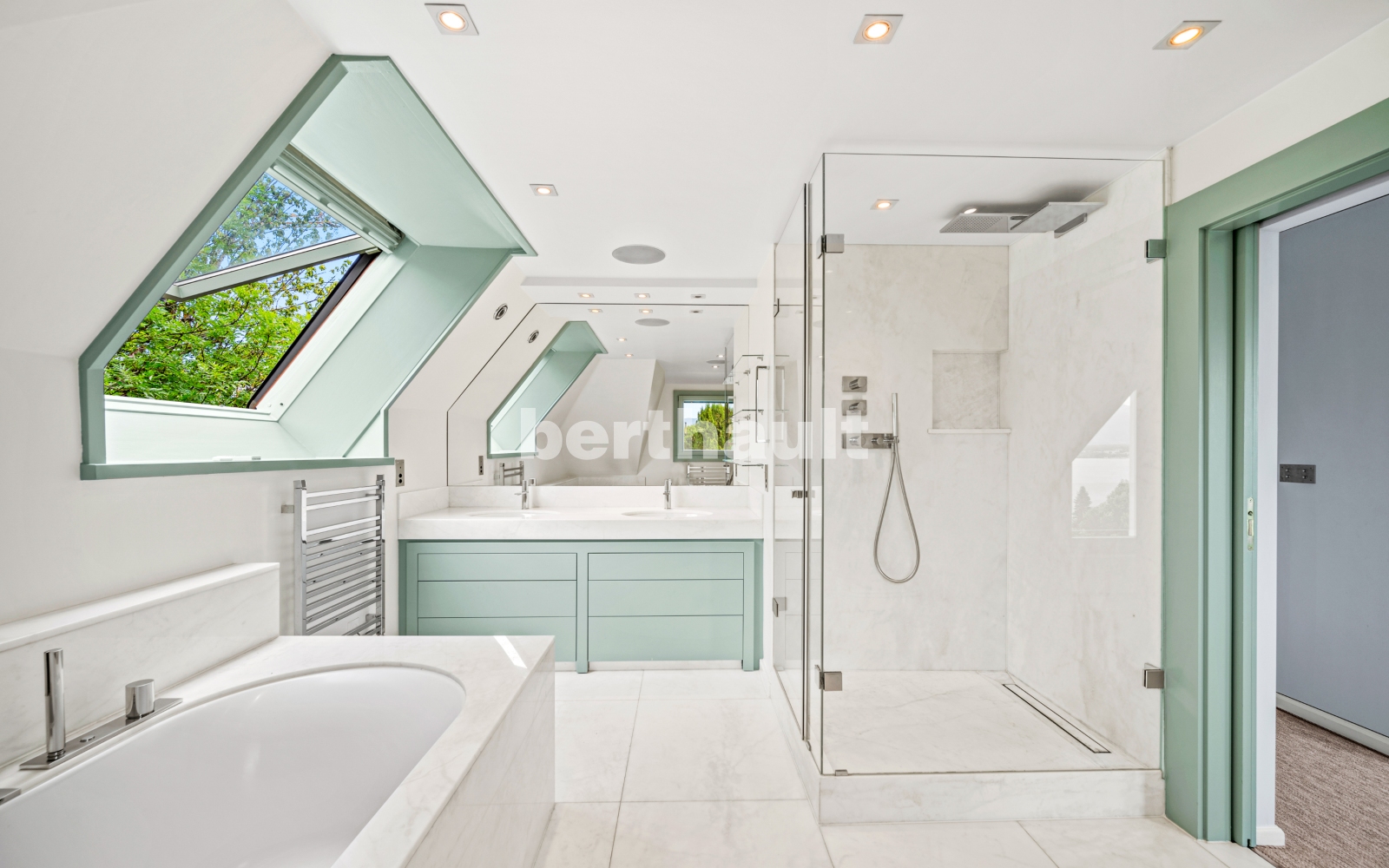 Helles, modernes Badezimmer mit Dachfenster, Badewanne und begehbarer Dusche