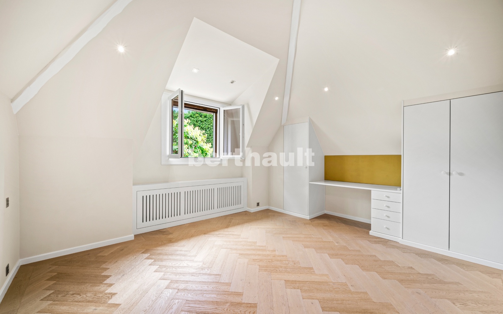 Helles Dachzimmer mit Einbauten