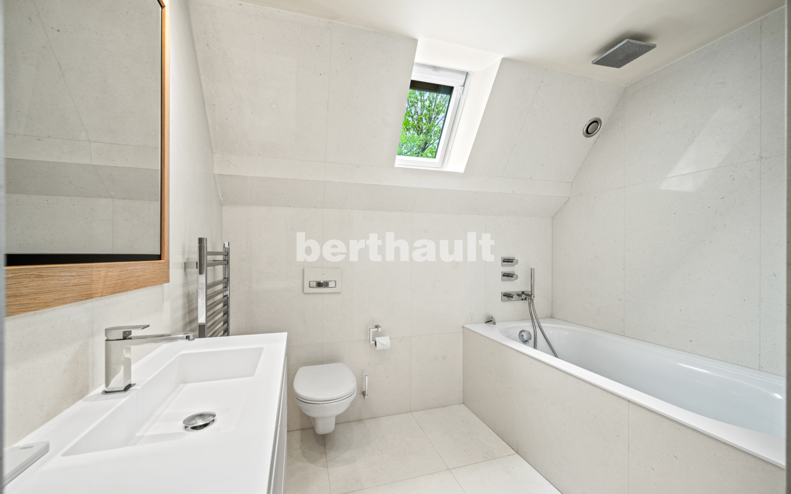 Helles Dachgeschossbad mit Badewanne, Dusche und Dachfenster