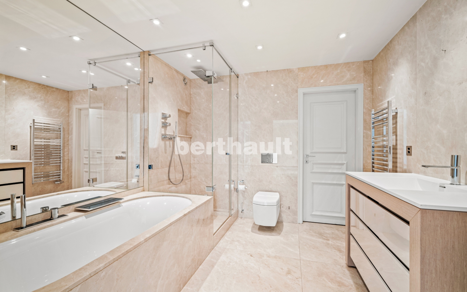 Luxuriöses Badezimmer mit Badewanne, Walk-in-Dusche und Doppelwaschtisch