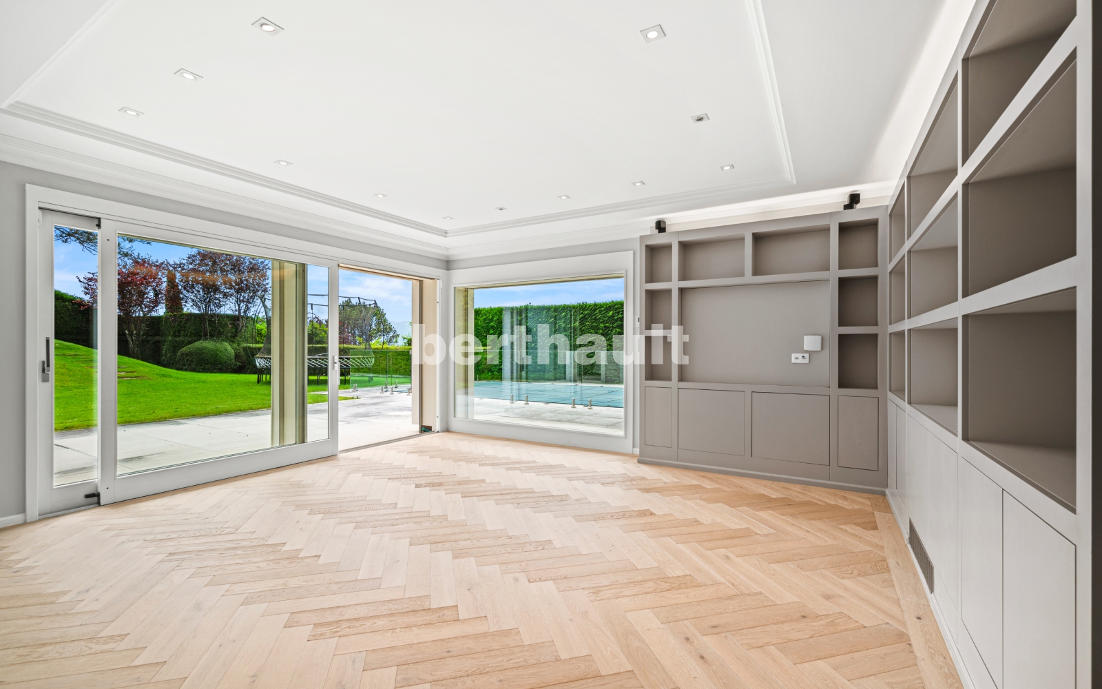 Heller, leerer Wohnraum mit Gartenblick