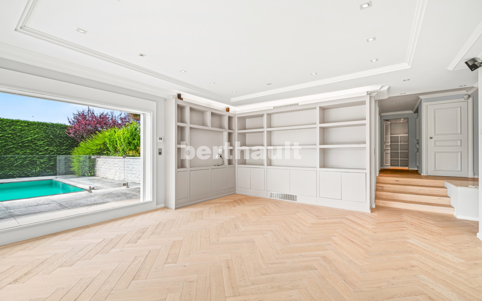Heller Wohnraum mit Garten- und Poolblick