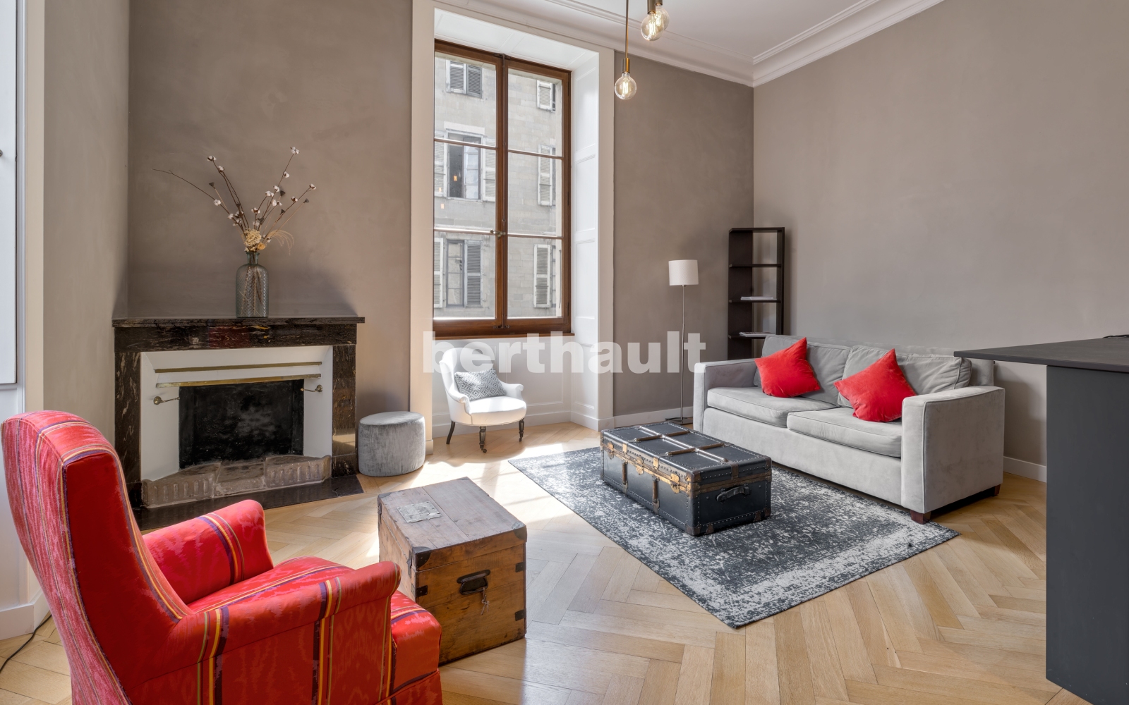 Elegantes Wohnzimmer mit Kamin und Erkerfenster